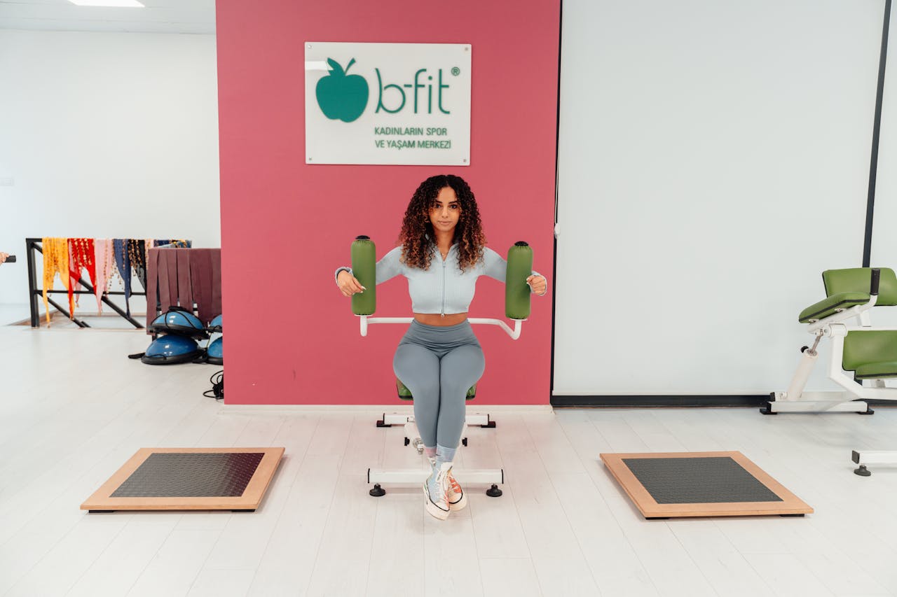 Mastering the First Impression: Your intriguing post title goes here A woman exercising at B-Fit gym in Yalova, Türkiye, focused on fitness and health.